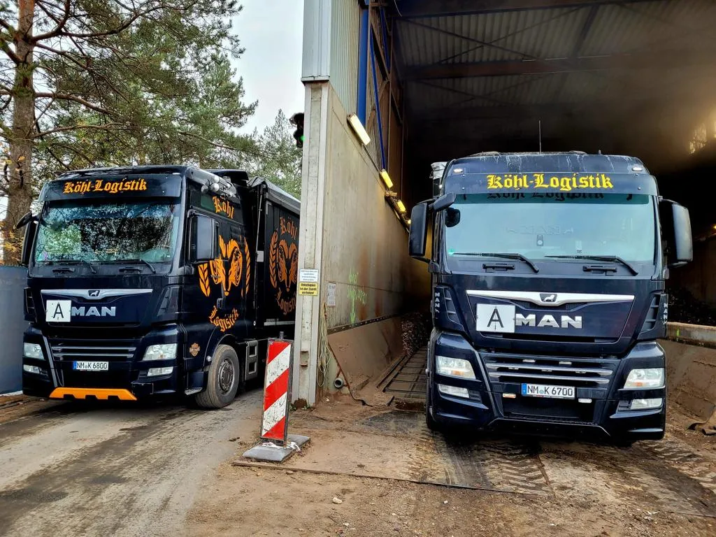 Zwei Sattelzugmaschinen der Köhl Logistik GmbH an einer Verladehalle